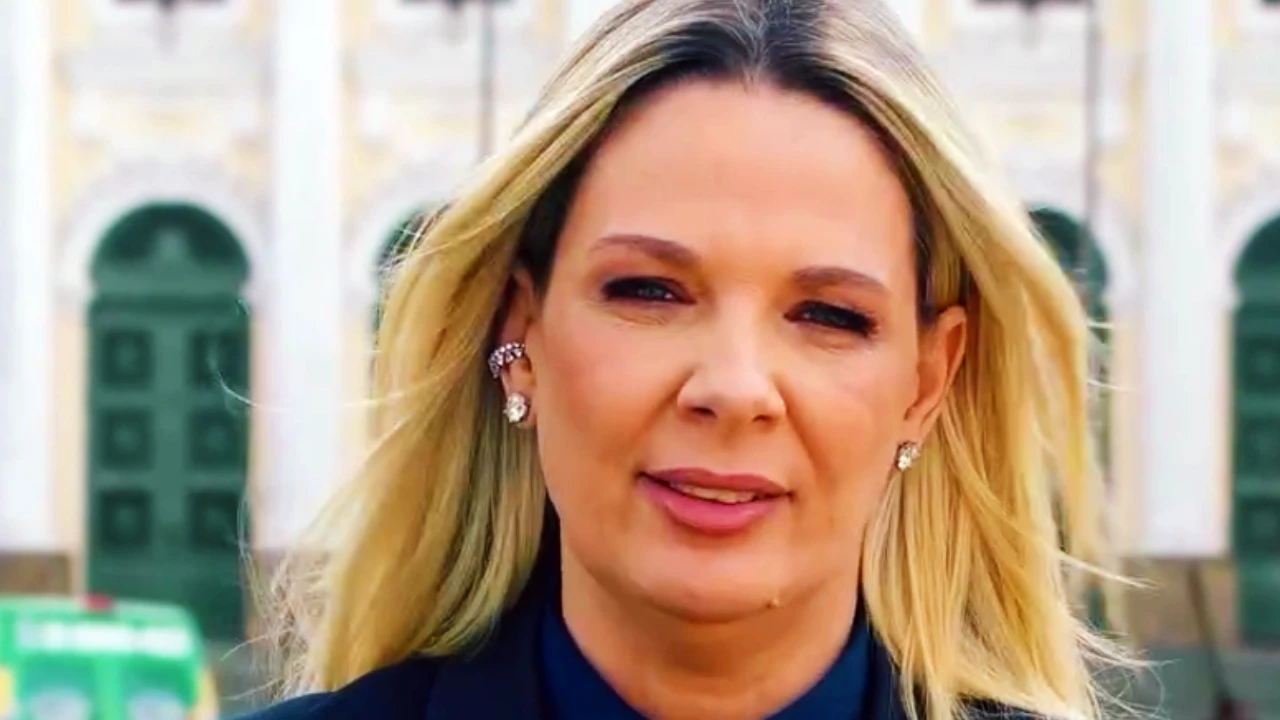 Vereadora de Niterói Fernanda Louback em frente ao prédio da Câmara Municipal de Niterói, outrora Assembleia Legislativa do Rio de Janeiro antes da fusão com a Guanabara, que aconteceu em 1975 | Reprodução