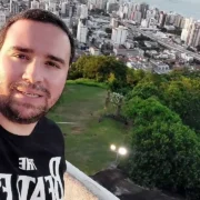 Imagem mostra Radialista e Jornalista Diego Machado com a cidade de Campos dos Goytacazes ao fundo, onde ele tem destacada atuação jornalística, assim como e nas regiões Norte e Noroeste do estado do Rio de Janeiro