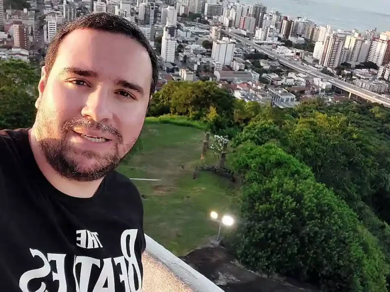 Imagem mostra Radialista e Jornalista Diego Machado com a cidade de Campos dos Goytacazes ao fundo, onde ele tem destacada atuação jornalística, assim como e nas regiões Norte e Noroeste do estado do Rio de Janeiro
