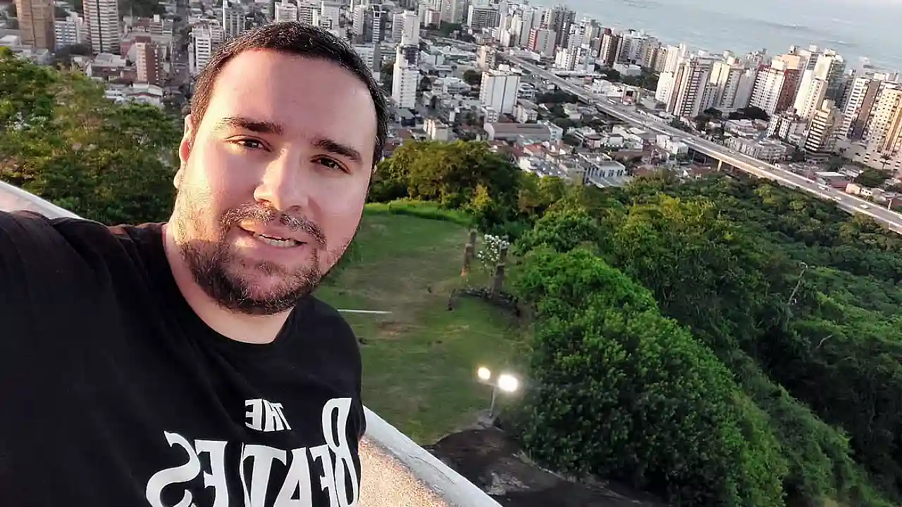 Imagem mostra Radialista e Jornalista Diego Machado com a cidade de Campos dos Goytacazes ao fundo, onde ele tem destacada atuação jornalística, assim como e nas regiões Norte e Noroeste do estado do Rio de Janeiro