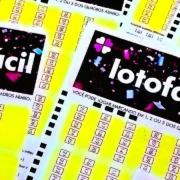 Concurso 3772 da Lotofácil, com resultado dos números sorteados nesta quarta-feira, 26/08, bem como prêmios de todas as faixas de acerto. Soma do total de apostas realizadas, e análises econômicas, financeiras e lotéricas tanto sobre as ganhadoras quanto perdedoras, com base na arrecadação.