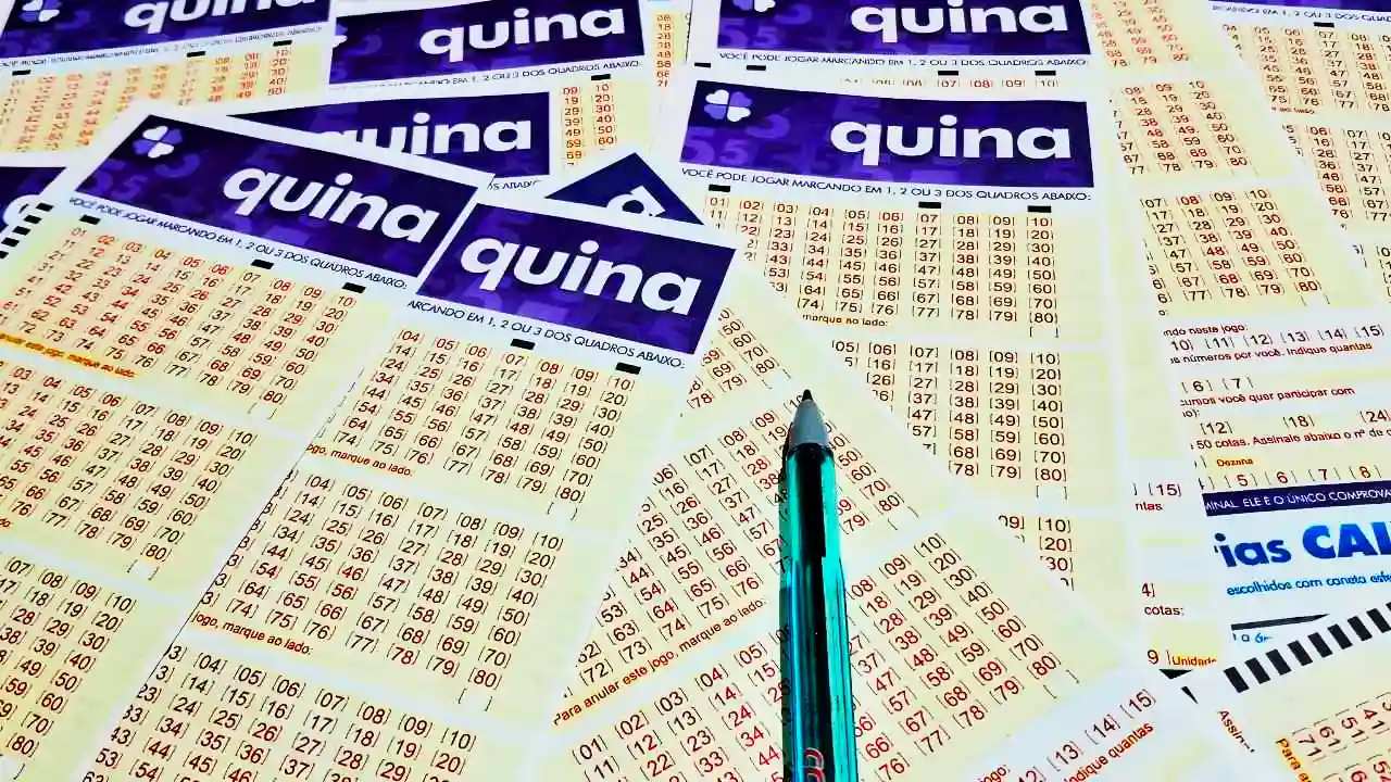 Volantes da Quina usados como ilustração da reportagem Concurso 7102 da Quina, com resultado dos números sorteados no quarta-feira, quarta-feira, bem como prêmios de todas as faixas de acerto. Soma do total de apostas realizadas, e análises econômicas, financeiras e lotéricas tanto sobre as ganhadoras quanto perdedoras, com base na arrecadação | imagem de Enzo Carvalho
