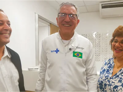 Rodrigo Neves, prefeito de Niterói; Alexandre Padrilha, ministro da Saúde, e Ilza Fellows,l secretária de Saúde, em evento na manhã deste sábado no Super Centro de Saúde em Piratininga, na Região Oceânica