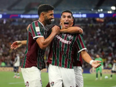 Hulk e jogadores do Fluminense comemoram vitória de virada sobre o Remo no Maracanã