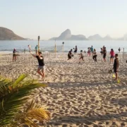 Atletas disputam partida de beach tennis durante torneio na Praia de Icaraí, em Niterói
