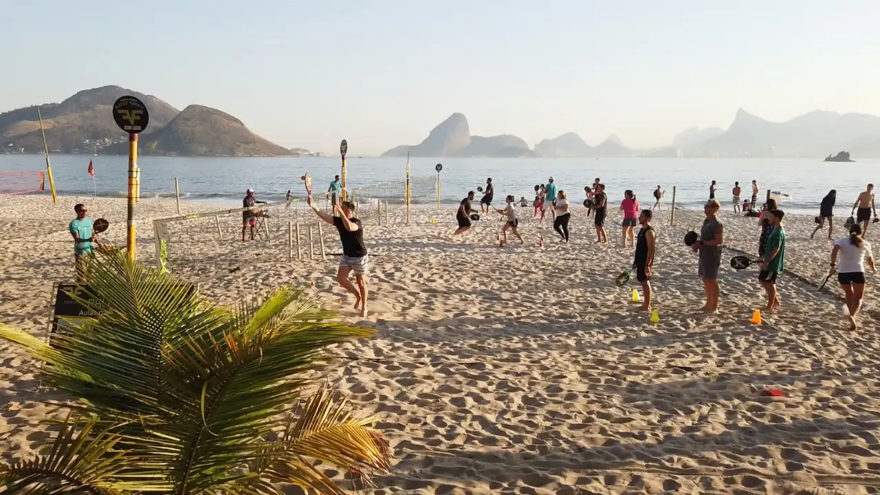 Atletas disputam partida de beach tennis durante torneio na Praia de Icaraí, em Niterói Atletas disputam partida de beach tennis durante torneio na Praia de Icaraí, em Niterói