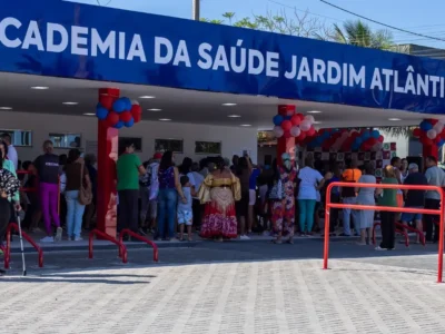 Moradores participam de atividade física orientada em Academia da Saúde em Maricá