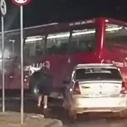 Ônibus atravessado sobre canal da Alameda São Boaventura após acidente no Fonseca