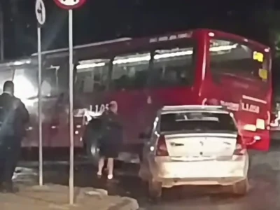 Ônibus atravessado sobre canal da Alameda São Boaventura após acidente no Fonseca