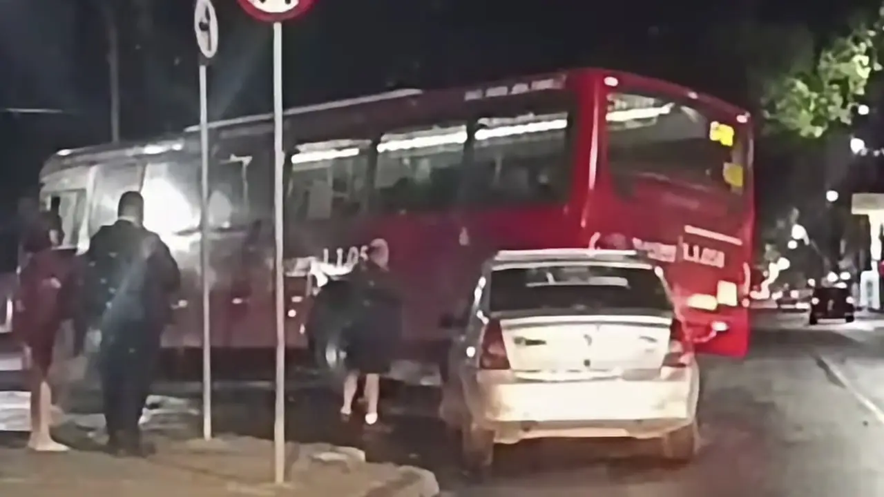 Ônibus atravessado sobre canal da Alameda São Boaventura após acidente no Fonseca