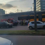 Ocorrência de trânsito na Avenida das Américas, na Barra da Tijuca. Uma colisão envolvendo utilitário e motocicleta ocupa uma faixa da pista central no sentido São Conrado e provoca lentidão na região da estação Ricardo Marinho do BRT
