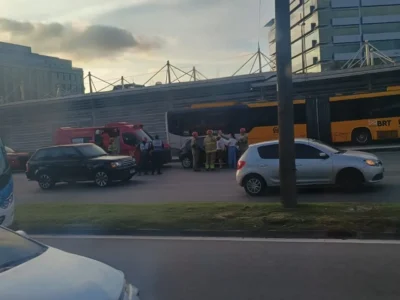 Ocorrência de trânsito na Avenida das Américas, na Barra da Tijuca. Uma colisão envolvendo utilitário e motocicleta ocupa uma faixa da pista central no sentido São Conrado e provoca lentidão na região da estação Ricardo Marinho do BRT