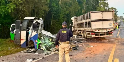 Acidente entre micro-ônibus e caminhão na BR-373 em Ipiranga, no Paraná