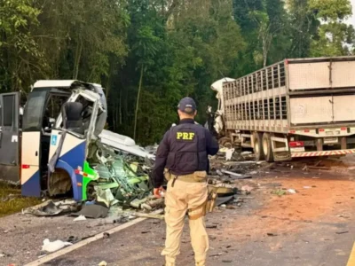 Acidente entre micro-ônibus e caminhão na BR-373 em Ipiranga, no Paraná