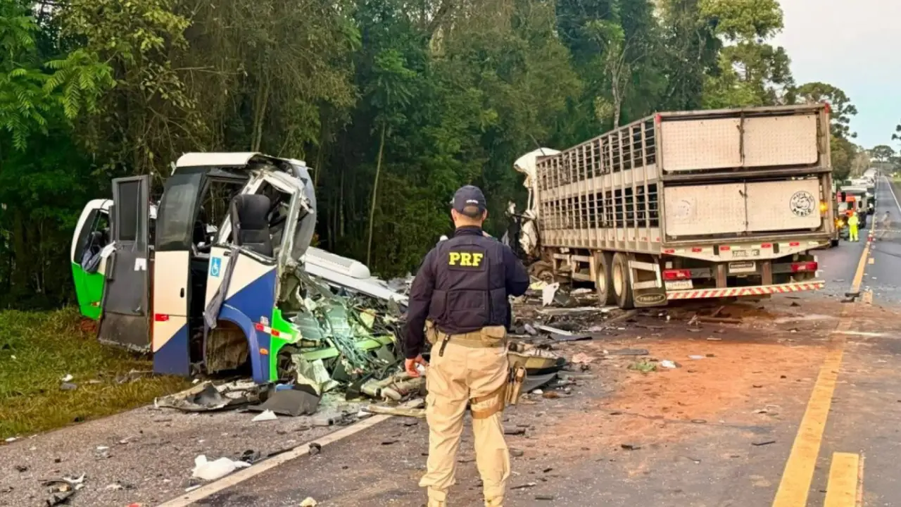 Acidente entre micro-ônibus e caminhão na BR-373 em Ipiranga, no Paraná