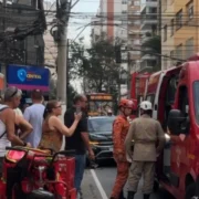 Bombeiros atendem ocorrência de acidente no cruzamento da Gavião Peixoto com a Presidente Backer, em Icaraí