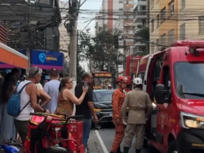 Bombeiros atendem ocorrência de acidente no cruzamento da Gavião Peixoto com a Presidente Backer, em Icaraí
