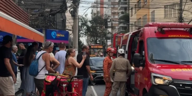 Bombeiros atendem ocorrência de acidente no cruzamento da Gavião Peixoto com a Presidente Backer, em Icaraí