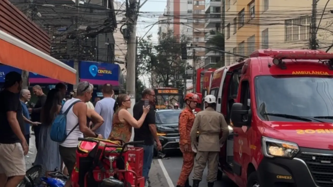 Bombeiros atendem ocorrência de acidente no cruzamento da Gavião Peixoto com a Presidente Backer, em Icaraí Bombeiros atendem ocorrência de acidente no cruzamento da Gavião Peixoto com a Presidente Backer, em Icaraí
