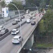Ocorrências de trânsito envolvendo motocicletas mobilizam equipes de emergência em Campinho e na Barra da Tijuca. Dois acidentes atingem pontos diferentes da Avenida das Américas, nos sentidos Recreio e São Conrado