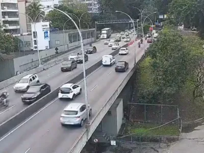 Ocorrências de trânsito envolvendo motocicletas mobilizam equipes de emergência em Campinho e na Barra da Tijuca. Dois acidentes atingem pontos diferentes da Avenida das Américas, nos sentidos Recreio e São Conrado