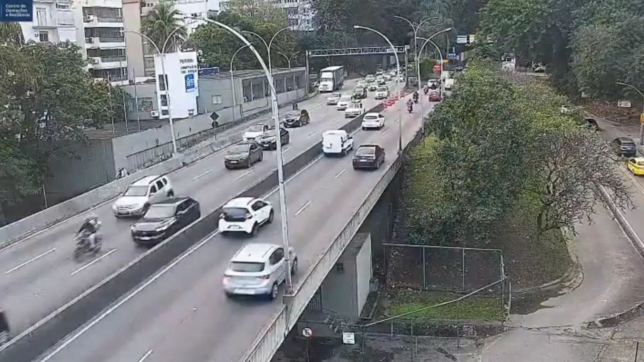 Ocorrências de trânsito envolvendo motocicletas mobilizam equipes de emergência em Campinho e na Barra da Tijuca. Dois acidentes atingem pontos diferentes da Avenida das Américas, nos sentidos Recreio e São Conrado