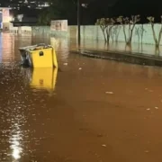 Rua alagada após fortes chuvas em Santa Catarina