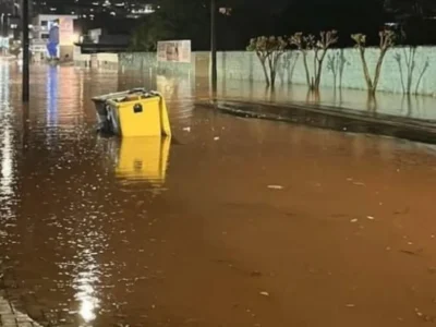 Rua alagada após fortes chuvas em Santa Catarina
