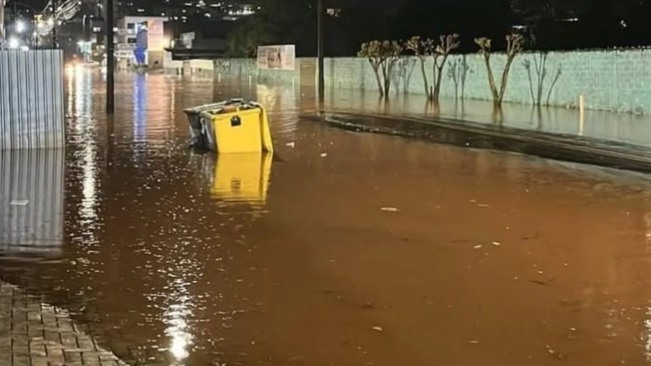 Rua alagada após fortes chuvas em Santa Catarina Rua alagada após fortes chuvas em Santa Catarina