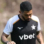 Allan durante atividade do Botafogo. O volante voltou a integrar o grupo depois de se recuperar de uma ruptura completa do reto femoral da coxa direita sofrida em maio