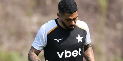 Allan durante atividade do Botafogo. O volante voltou a integrar o grupo depois de se recuperar de uma ruptura completa do reto femoral da coxa direita sofrida em maio