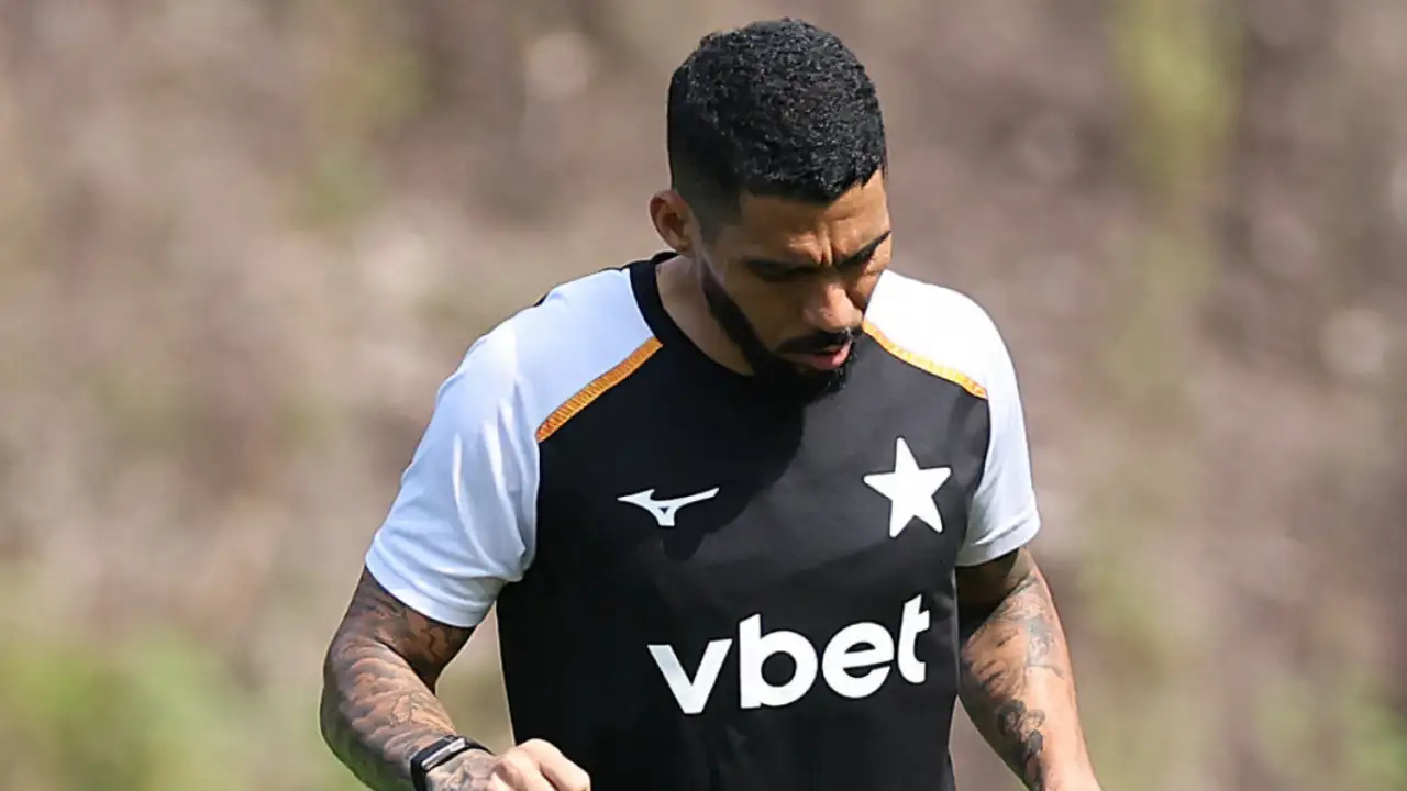 Allan durante atividade do Botafogo. O volante voltou a integrar o grupo depois de se recuperar de uma ruptura completa do reto femoral da coxa direita sofrida em maio Allan durante atividade do Botafogo. O volante voltou a integrar o grupo depois de se recuperar de uma ruptura completa do reto femoral da coxa direita sofrida em maio