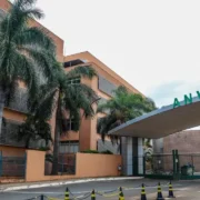 Imagem da fachada de entrada do prédio da Anvisa
