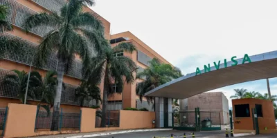 Imagem da fachada de entrada do prédio da Anvisa