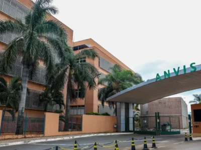 Imagem da fachada de entrada do prédio da Anvisa