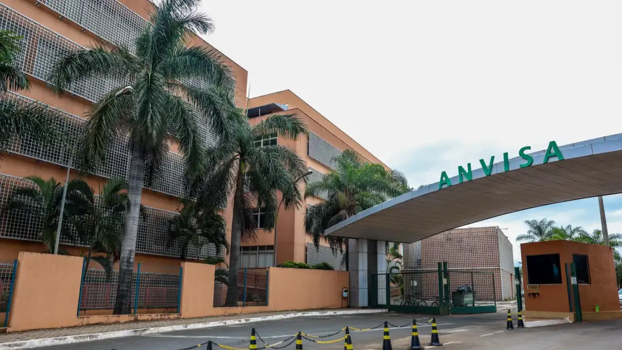 Imagem da fachada de entrada do prédio da Anvisa Imagem da fachada de entrada do prédio da Anvisa
