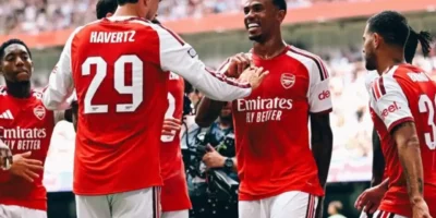 Jogadores do Arsenal durante a decisão da Community Shield de 2026 contra o Manchester City, no Principality Stadium, em Cardiff