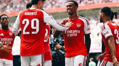 Jogadores do Arsenal durante a decisão da Community Shield de 2026 contra o Manchester City, no Principality Stadium, em Cardiff