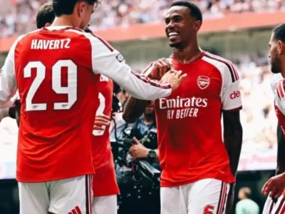 Jogadores do Arsenal durante a decisão da Community Shield de 2026 contra o Manchester City, no Principality Stadium, em Cardiff