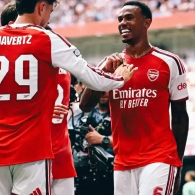 Jogadores do Arsenal durante a decisão da Community Shield de 2026 contra o Manchester City, no Principality Stadium, em Cardiff