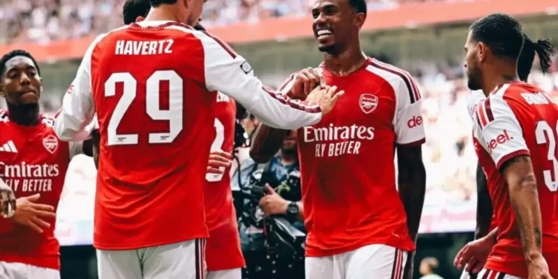Jogadores do Arsenal durante a decisão da Community Shield de 2026 contra o Manchester City, no Principality Stadium, em Cardiff