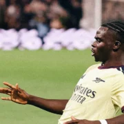 Bukayo Saka comemora gol do Arsenal contra o Aston Villa pela Premier League