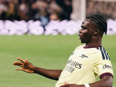 Bukayo Saka comemora gol do Arsenal contra o Aston Villa pela Premier League
