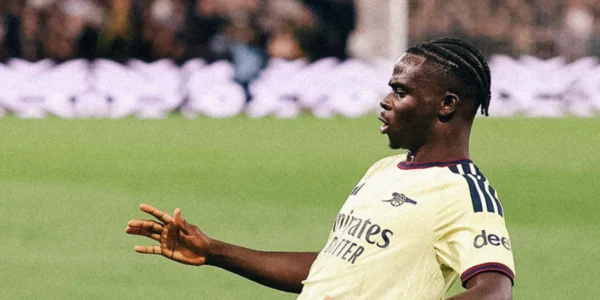 Bukayo Saka comemora gol do Arsenal contra o Aston Villa pela Premier League