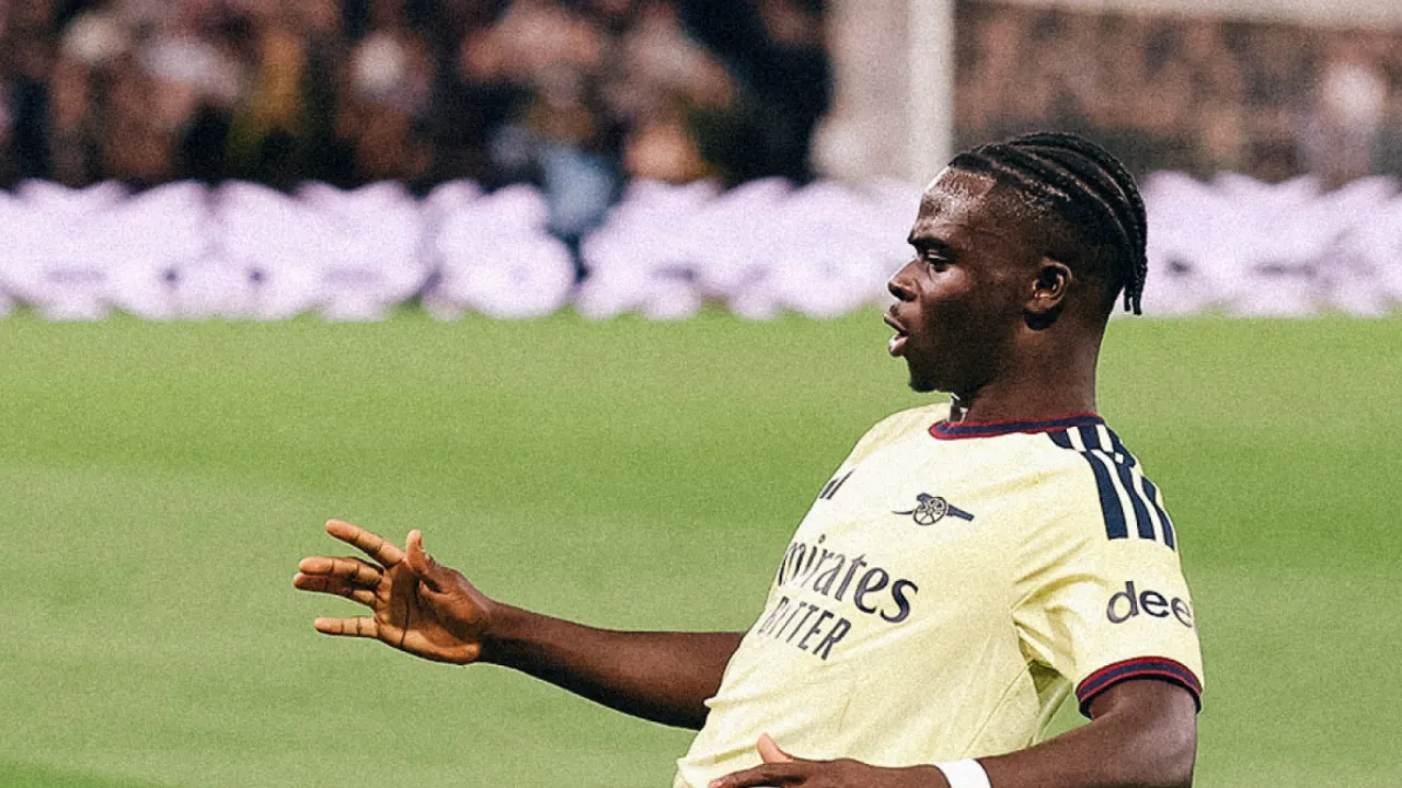 Bukayo Saka comemora gol do Arsenal contra o Aston Villa pela Premier League