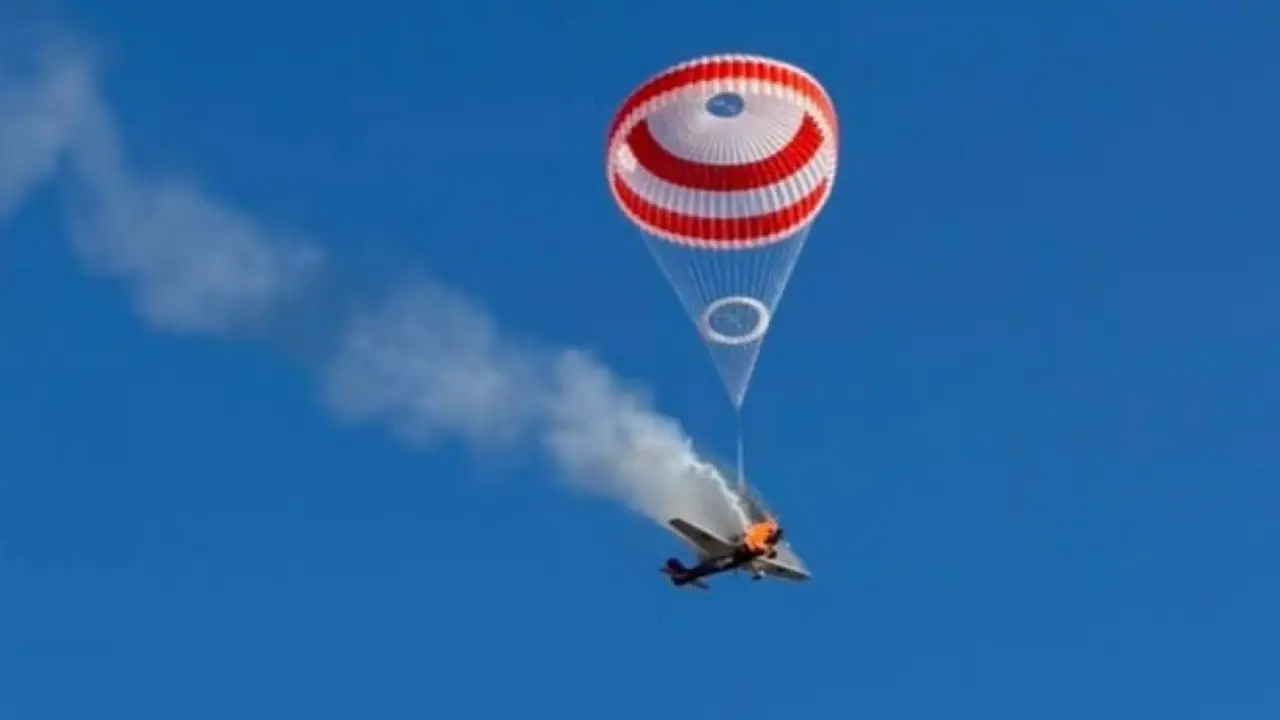 Aeronave aparece com paraquedas acionado e soltando fumaça antes de cair em área de mata, em Mateus Leme