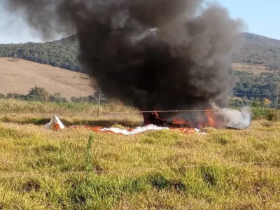 Avião de pequeno porte desce com paraquedas acionado antes de cair em Mateus Leme