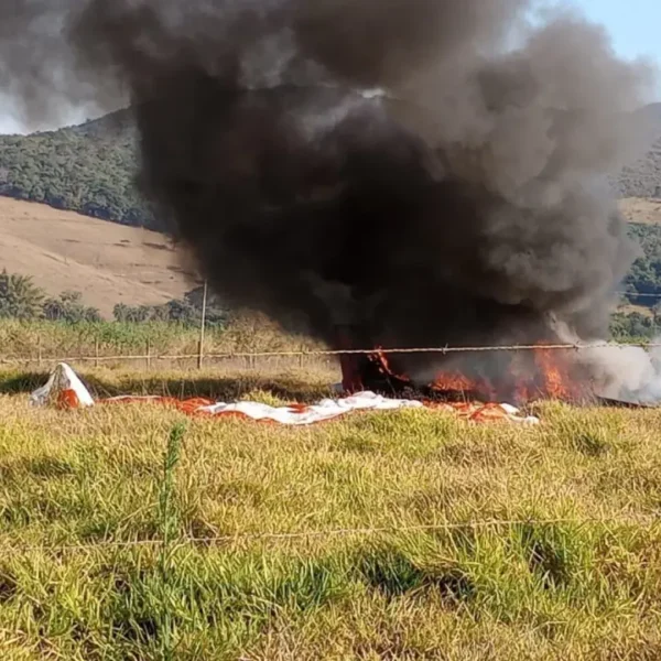 Avião de pequeno porte desce com paraquedas acionado antes de cair em Mateus Leme