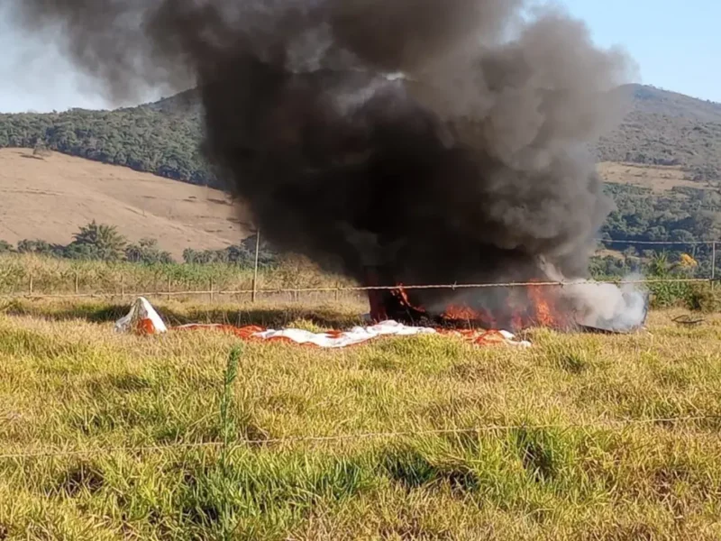 Avião de pequeno porte desce com paraquedas acionado antes de cair em Mateus Leme