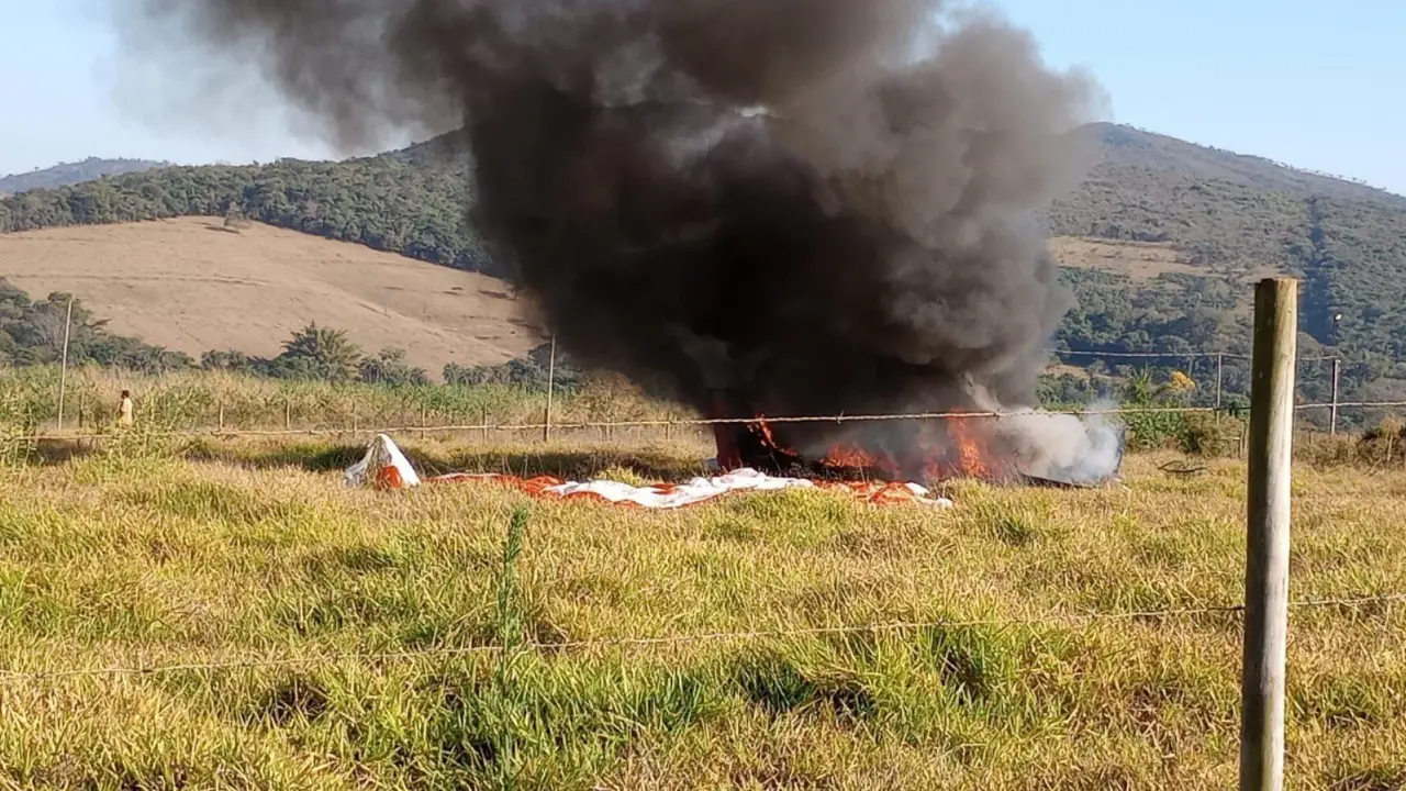 Avião de pequeno porte desce com paraquedas acionado antes de cair em Mateus Leme